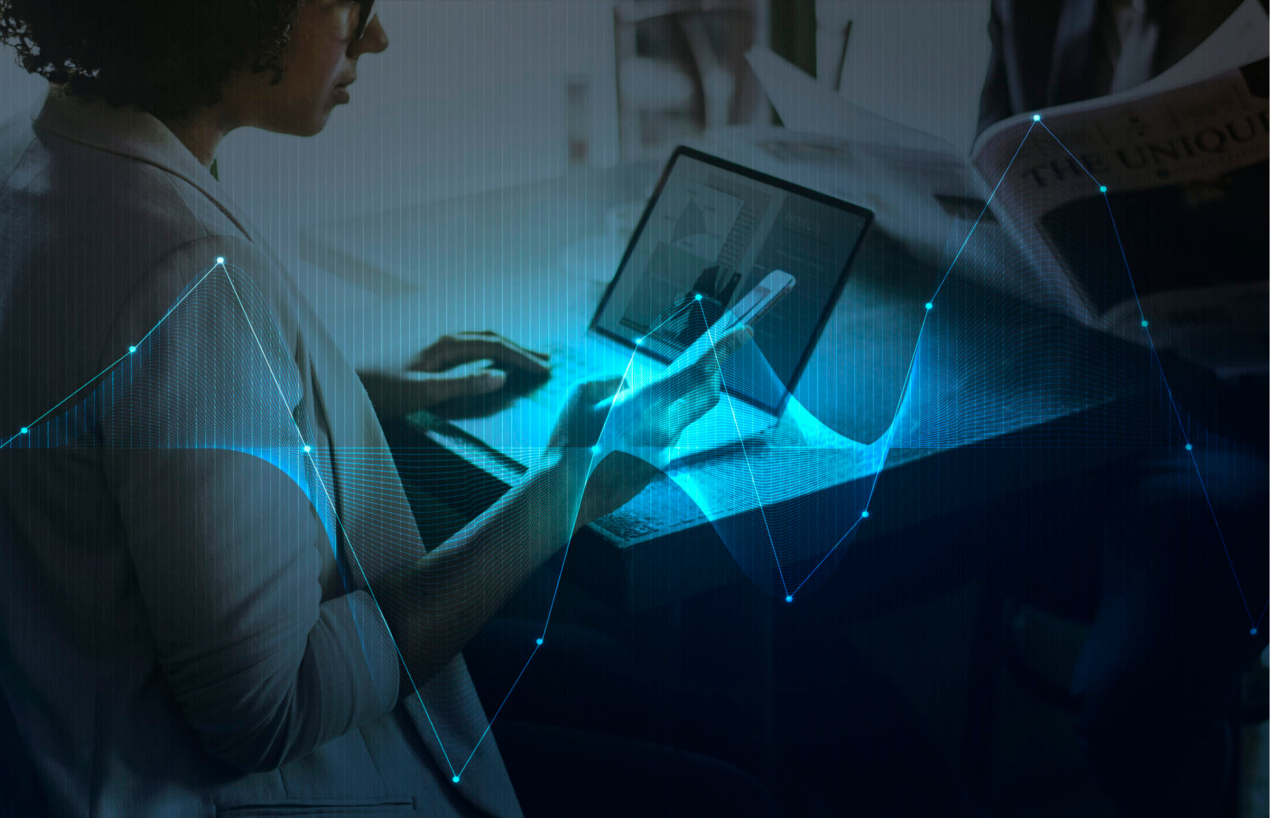 Osoba korzystająca z technologii cyfrowej i zbierająca dane, by lepiej zarządzać utrzymaniem ruchu.